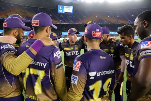 Kolkata Knight Riders captain Eoin Morgan talks to his players in a hurdle (Credit: IPL/BCCI)