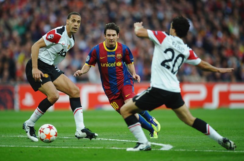 Messi dribbling past United&#039;s helpless defenders