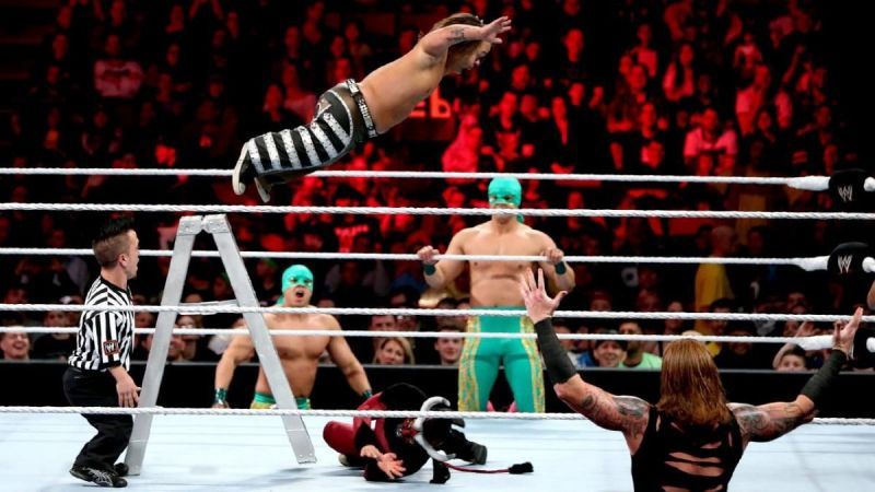 Hornswoggle hitting a splash on El Torito