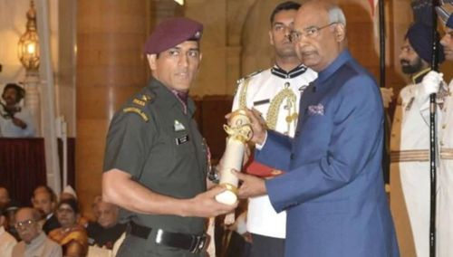 MS Dhoni, while being conferred with Padma Bhushan by Indian President Ram Nath Kovind at Rashtrapati Bhawan. (Photo: Rashtrapati Bhavan Twitter)