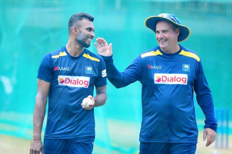 Dasun Shanaka talks to Mickey Arthur during training ahead of 3rd ODI