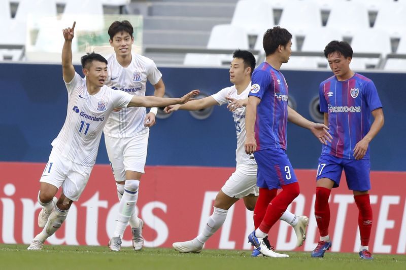 Shanghai Shenhua take on Dalian Pro at Kunshan Stadium