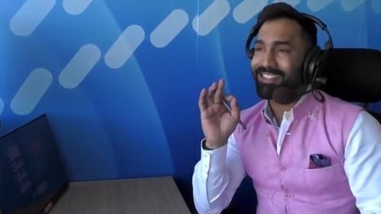 Dinesh Karthik in the commentary box. (PC: Twitter)