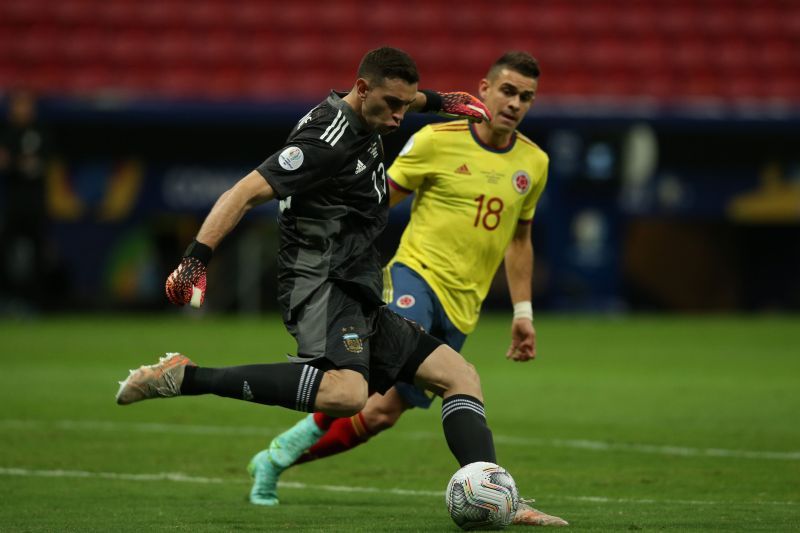 Emiliano Martinez in action against Colombia