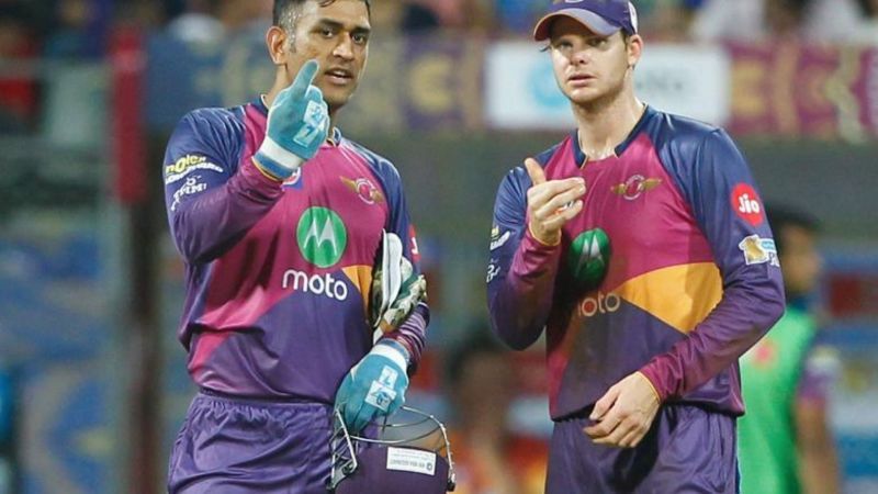 MS Dhoni (L) and Steve Smith