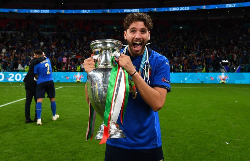 Manuel Locatelli poses with Italy's UEFA Euro 2020 trophy.