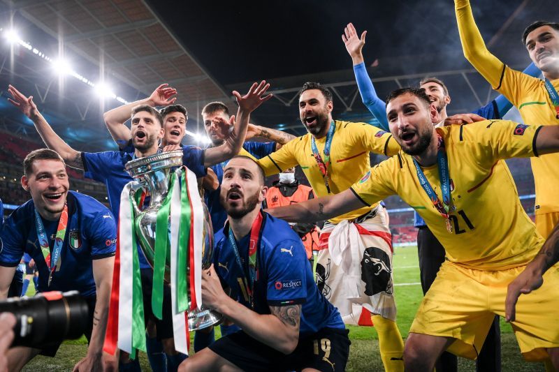 Italy players pose with their Euro 2020 title.