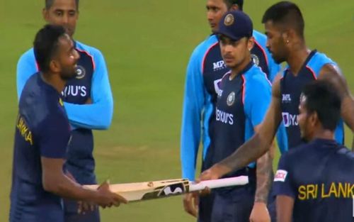 Hardik Pandya gifting a bat to Chamika Karunaratne (PC: Twitter)