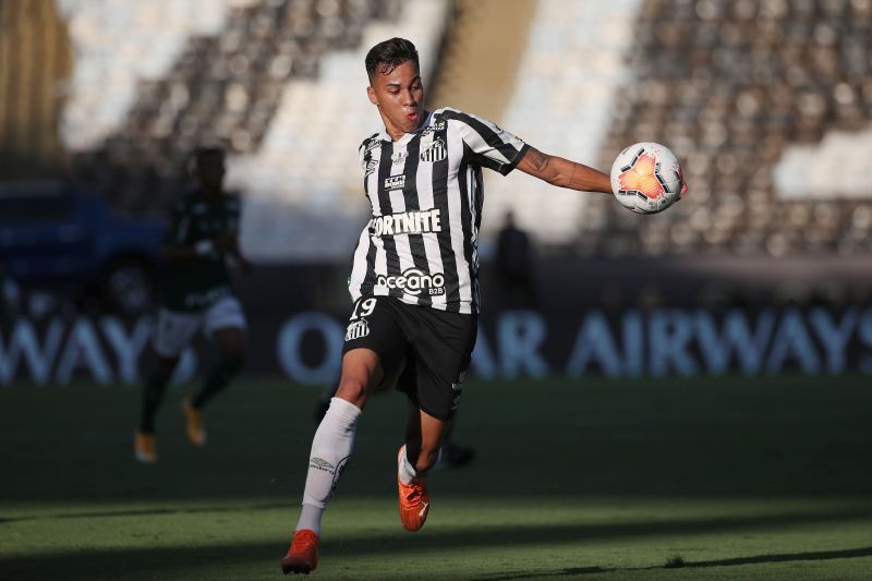 Jorge in action for Santos
