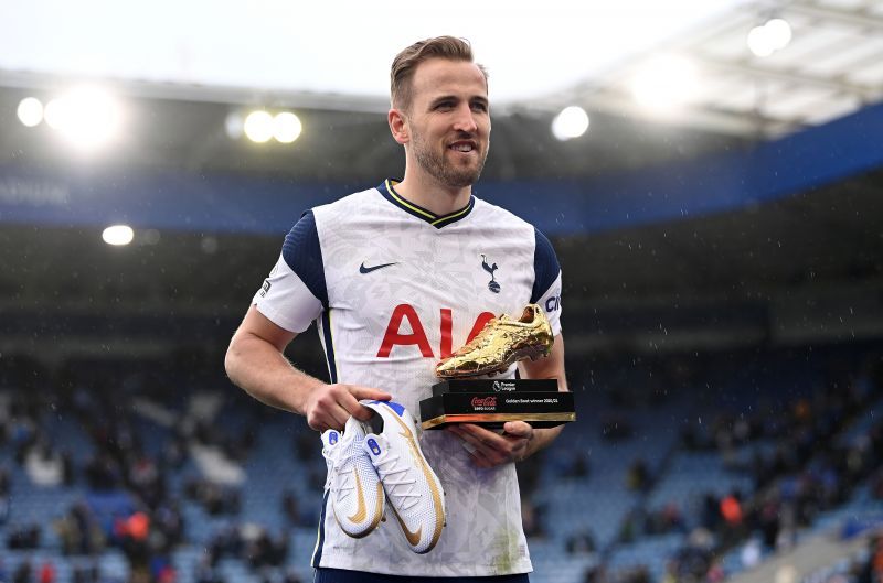 &lt;a href=&#039;https://www.sportskeeda.com/player/harry-kane&#039; target=&#039;_blank&#039; rel=&#039;noopener noreferrer&#039;&gt;Harry Kane&lt;/a&gt; showing his 2020 Premier League Golden Boot off