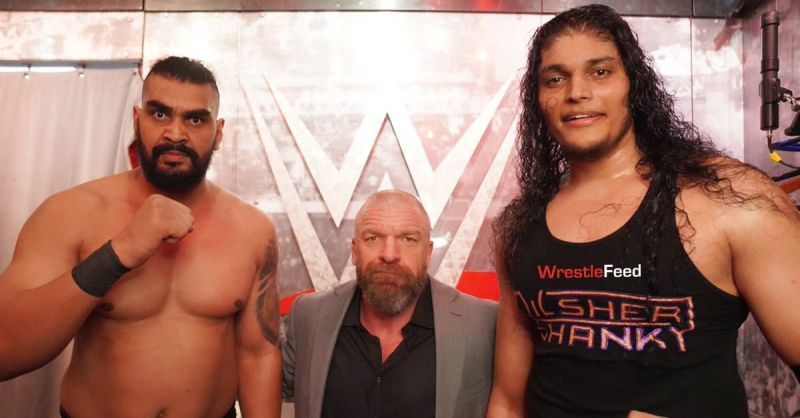 पूर्व WWE सुपरस्टार जायंट जंजीर और शैंकी के साथ कंपनी के सीओओ ट्रिपल एच