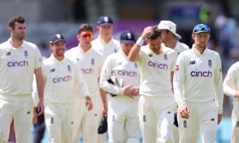 The English players wore black t-shirts during the national anthem.