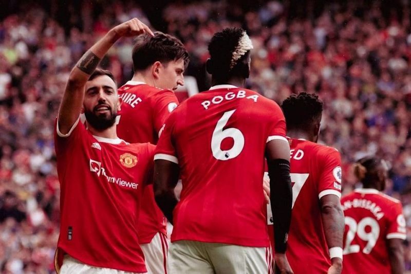 Bruno Fernandes and Paul Pogba guide Manchester United to huge opening day victory