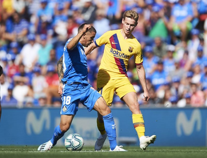 Arambarri competes with Frenkie de Jong during a match between Barcelona and Getafe.