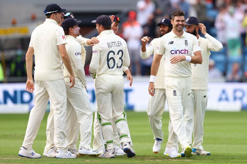 England Team celebrating the wicket of KL Rahul