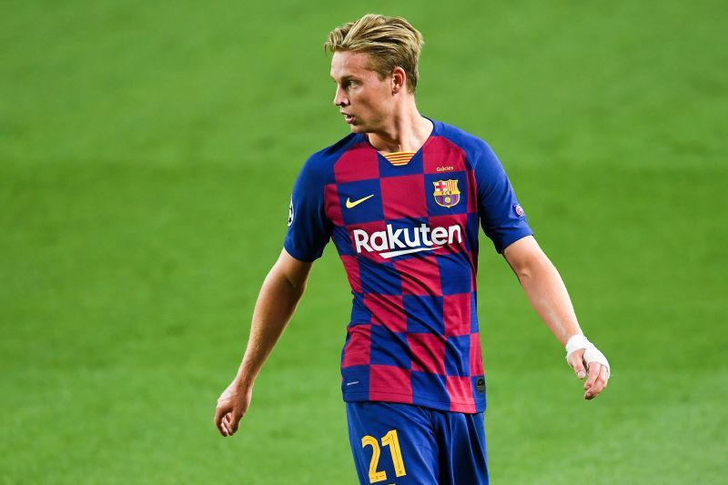 Frenkie De Jong played with bandage on his hand against Napoli last year; it was no dislocation but a bee sting.