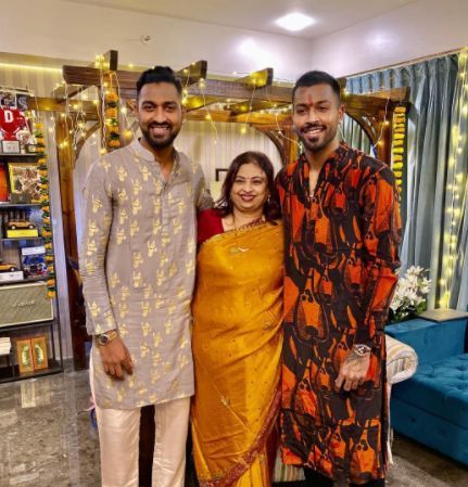 Hardik Pandya with his mother nalini pandya and his brother Krunal Pandya