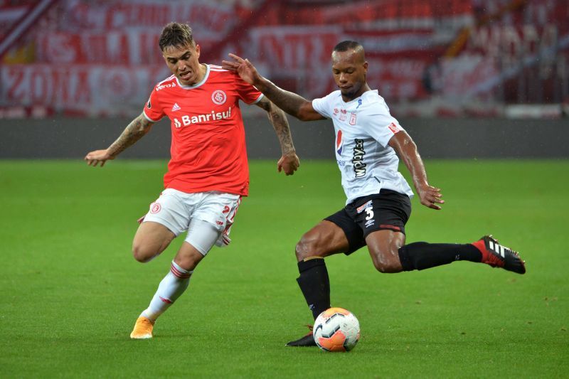 Renzo Saravia in action for Internacional