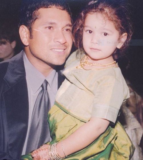 Childhood photo of Sara Tendulkar with Sachin Tendulkar
