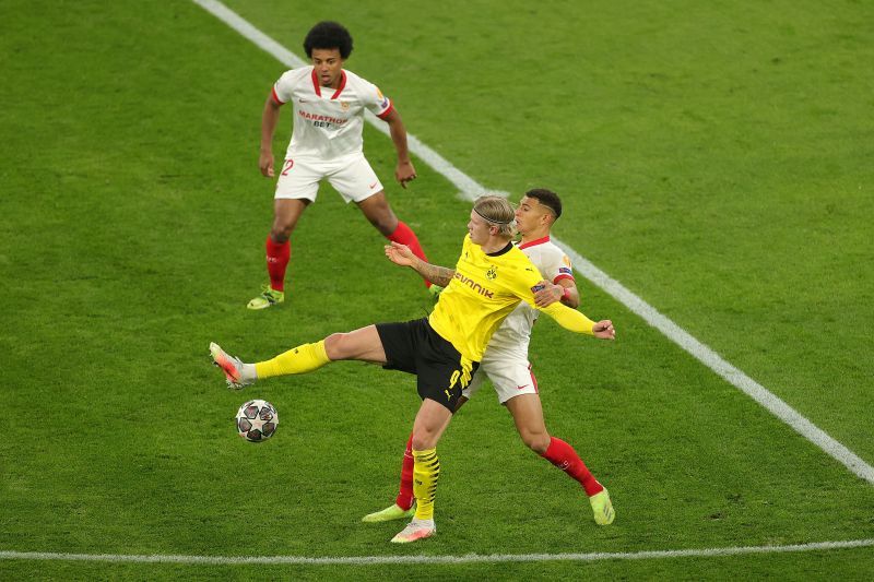 Diego Carlos and Jules Kounde in action with Erling Haaland (Borussia Dortmund)