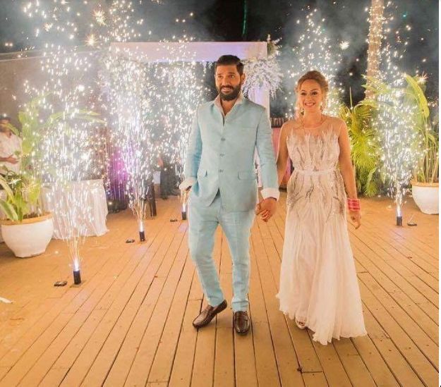 Yuvraj Singh with his wife Hazel Keech in their wedding reception 