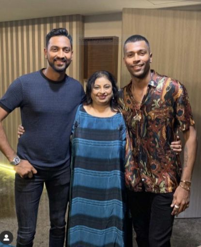 Hardik Pandya with his mother nalini pandya and his brother Krunal Pandya