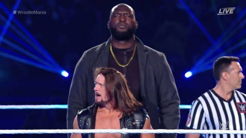 ओमोस ने एजे स्टाइल्स के बॉडीगार्ड के रूप में WWE मेन रोस्टर में अपना डेब्यू किया था