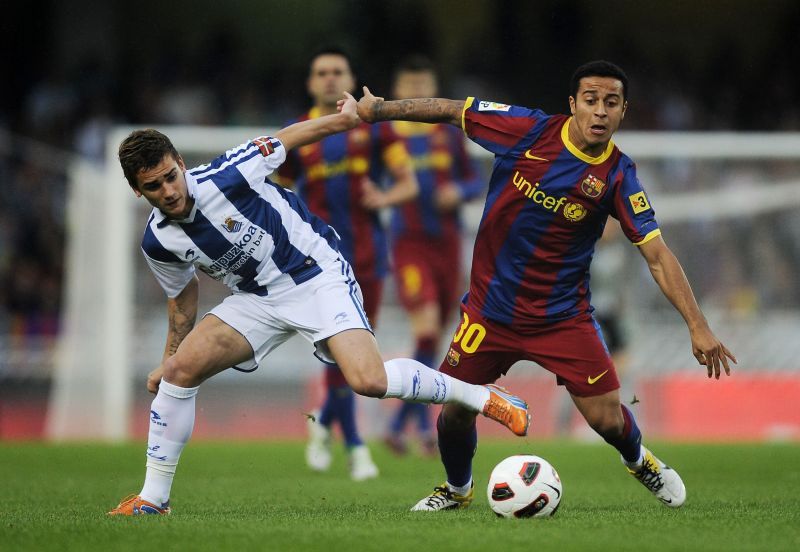 Thiago flashing the jersey number 30 for Barcelona