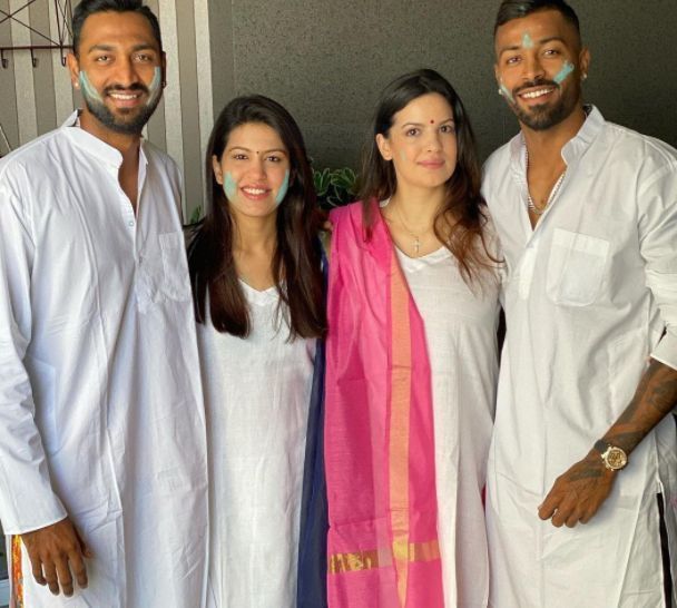 Hardik Pandya and his wife along with his brother and his wife.