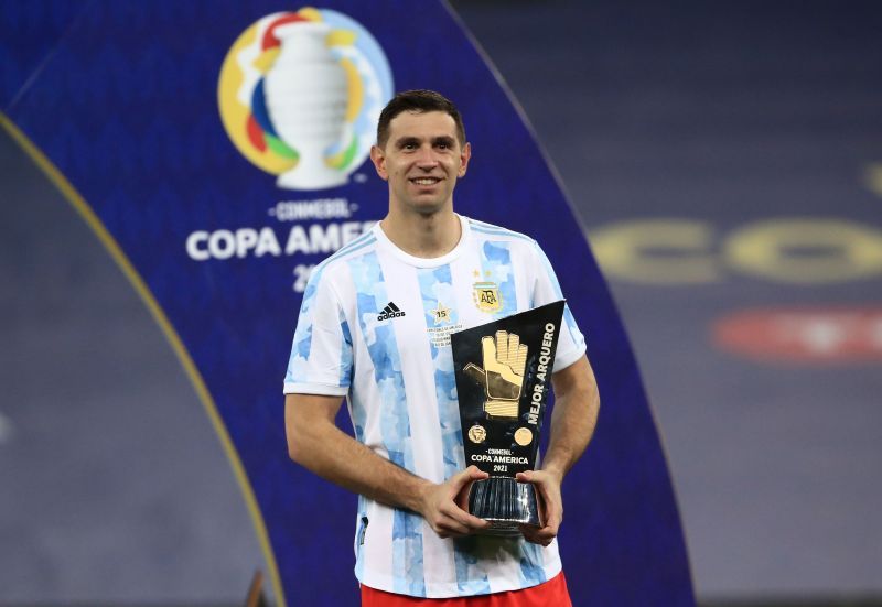 Martinez collects the Goalkeeper of the Tournament award at Copa Americ 2021