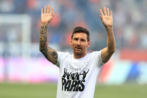 Lionel Messi in front of the PSG fans