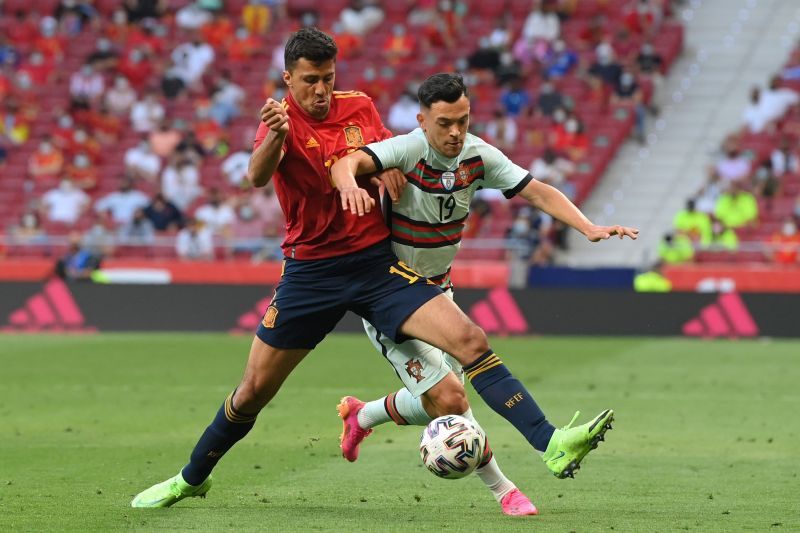 Rodri of Spain battles with Pote of Portugal