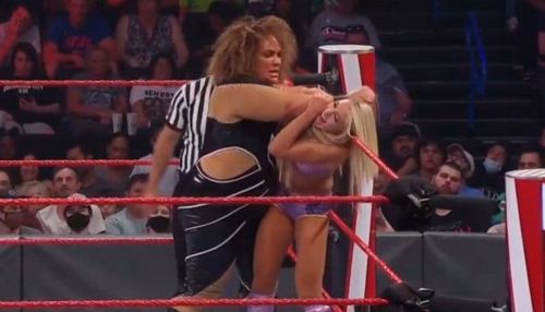 Charlotte Flair vs Nia Jax on tonight's WWE RAW was certainly a strange contest.