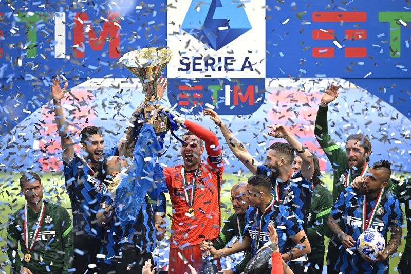 Samir Handanovic celebrating the 2020-21 Serie A title