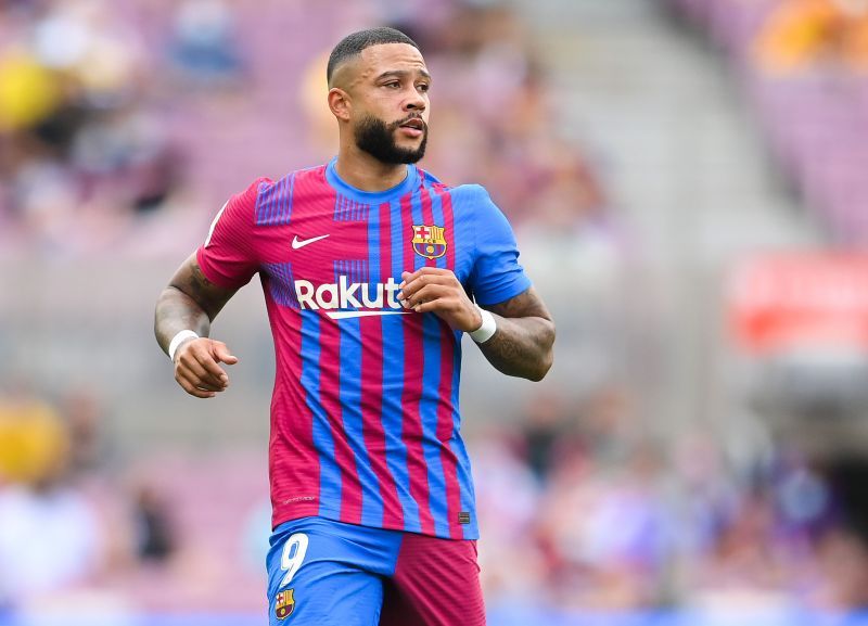 Memphis Depay looks on during Barcelona&#039;s match against Getafe