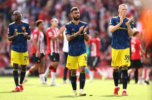 Manchester United players applaud the crowd after their draw with Southampton