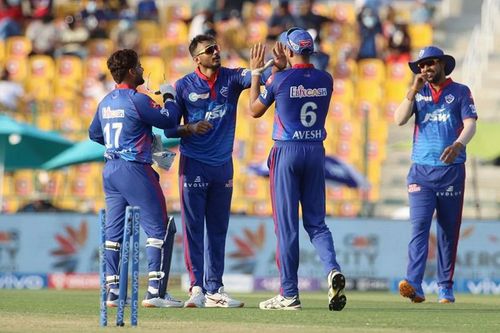 Axar Patel celebrates a wicket with his DC teammates. Pic: IPLT20.COM