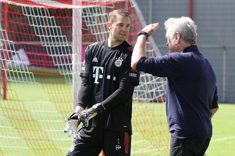 Sepp Maier having a discussion with Manuel Neuer