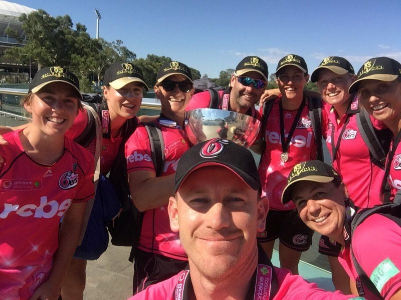 Ben Sawyer with the Sydney Sixers' players. (Credits: Twitter)