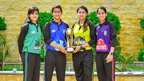 Team captains pose with the trophy (Image Courtesy: PCB Media)