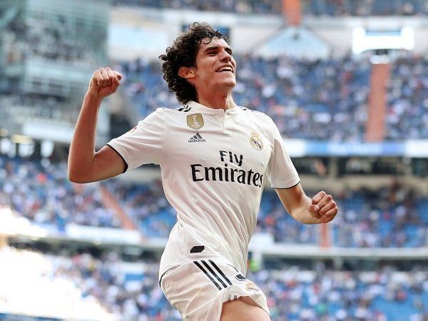 Vallejo was registered at the eleventh hour, giving him the number five jersey.