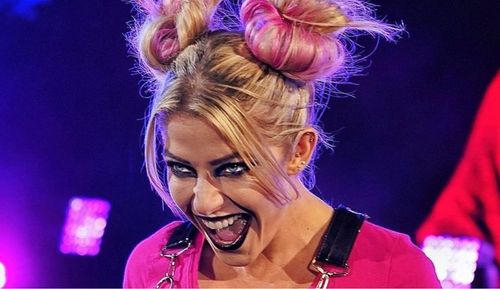 Alexa Bliss just pinned Charlotte Flair at a WWE Supershow