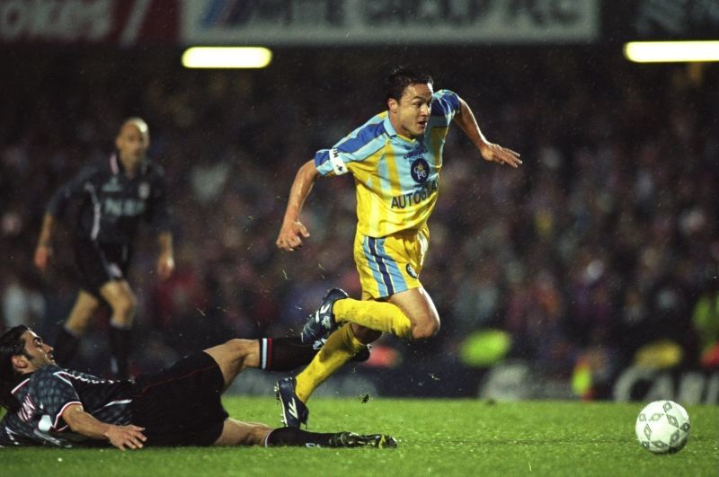 Dennis Wise of Chelsea runs through the Vicenza tackle