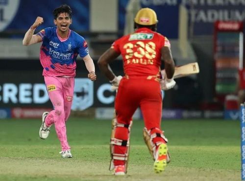 Kartik Tyagi exults after defending 4 runs in the final over [Credits: IPL]