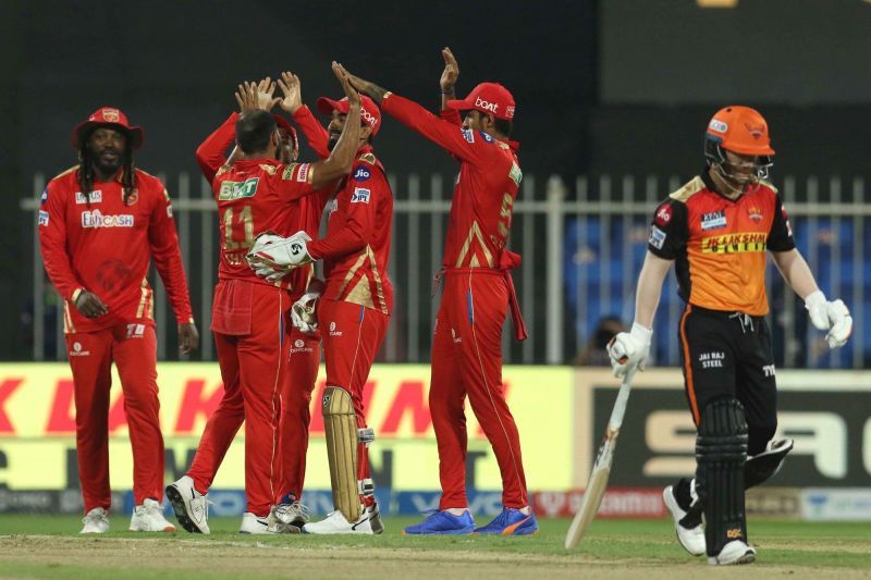 डेविड वॉर्नर आउट होकर जाते हुए (Photo Credit - IPLT20)