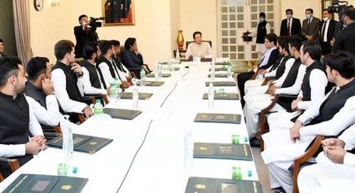 PM Imran Khan met with Pakistan's T20 World Cup squad on Wednesday [Image- PID]