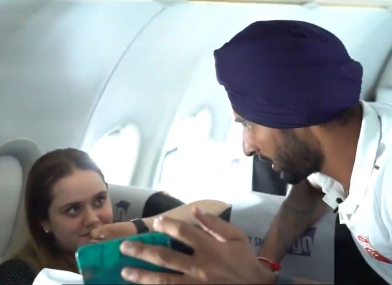 Harpreet Brar conducts fun interviews on the flight. (Image Courtesy: @PunjabKings Twitter)