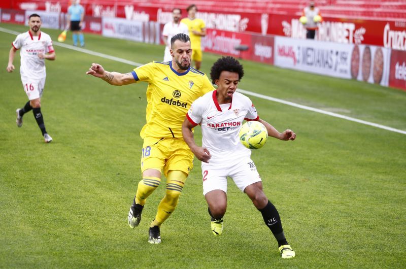 Kounde (Right) in Sevilla FC v Cadiz CF - La Liga Santander