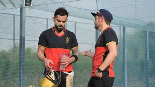 RCB head coach Mike Hesson with skipper Virat Kohli [Image-IPLT20]