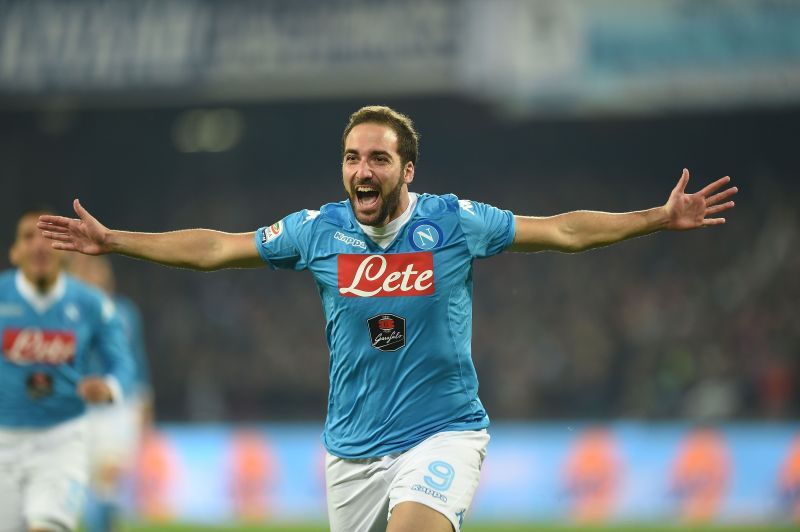 Gonzalo Higuan in action for Napoli.